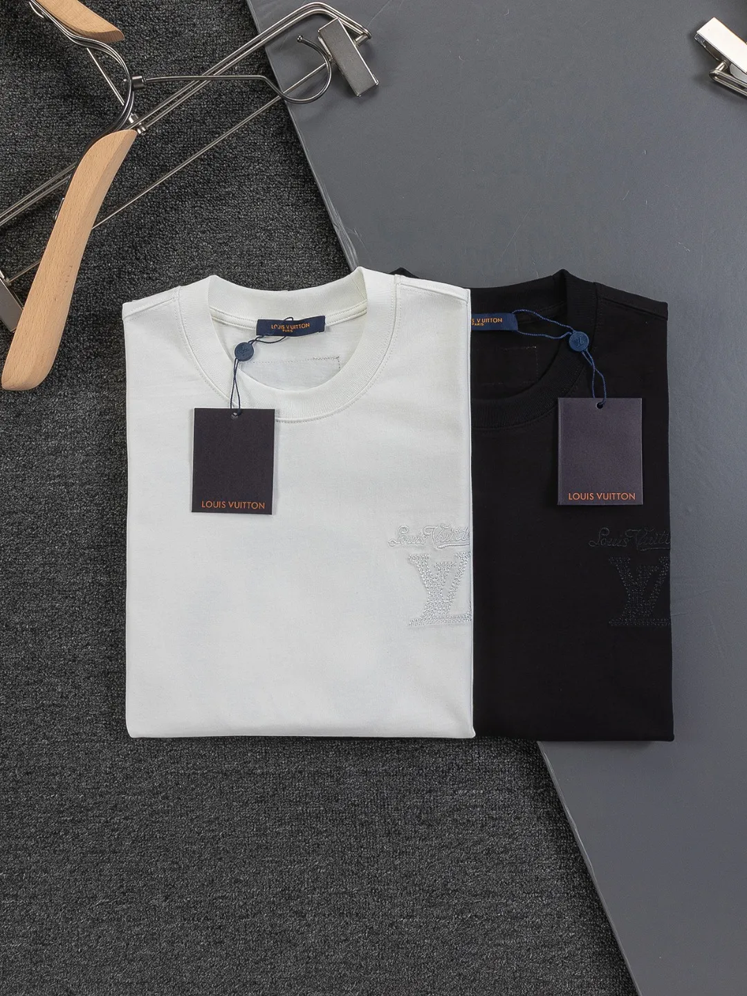 🅿️200 Louis Vuitton 1V LV lv slightly wide version S-XL LV 26ss new products are available at the counter simultaneously. Multiple craftsmanship. Classic simple letters on the chest🪡 embroidery. Simple letters on the back are hollowed out🪡 embroidery. Round neck short-sleeved T-shirt, same style for men and women! Consigned to one-to-one creation. Synchronized with the official website, pure cotton fabrics at the counter! It is close to the skin and comfortable, durable and easy to wear. It has a classic and simple logo design and meticulous original craftsmanship. Short-sleeves, a must-have item for men, do not appear to be the same for the general public, but must be unique and eye-catching. This LV short-sleeve is all about quality, comfort, the same shape and fashion as always, including fabrics and cutting techniques. All of them have been made with great effort! 320 grams of washed pure cotton fabric, pure cotton is breathable, very refreshing and comfortable for daily wear. The rib knitting on the neckline is smooth and tight, and the neckline will not be skewed if you toss it at will. The loose version, you will find that it looks really good on the upper body. The overall is minimalist and neat, super versatile for daily use! Pair it casually with a pair of pants for a youthful look. A T-shirt will make your outfit crazy. It is a fashionable item that can never go wrong! Color: Black White Size: S-XL Size chart: S: Shoulder width 50-Bust 56-Length 70 M: Shoulder width 52-Bust 57-Length 72 L: Shoulder width 54-Bust 59-Length 74 XL: Shoulder width 56-Bust 62-Length 76